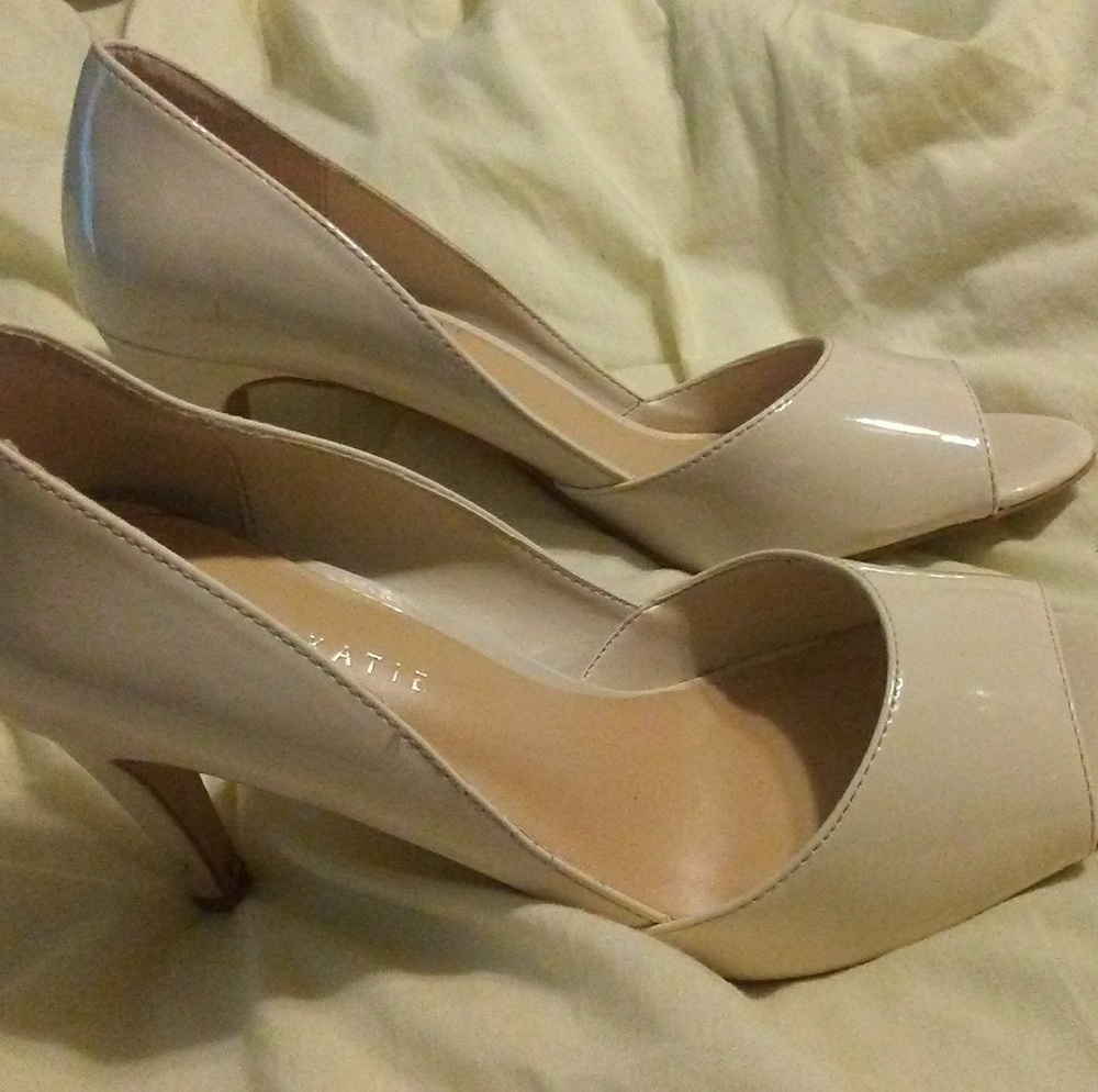Kelly and Katie nude peep toe heels